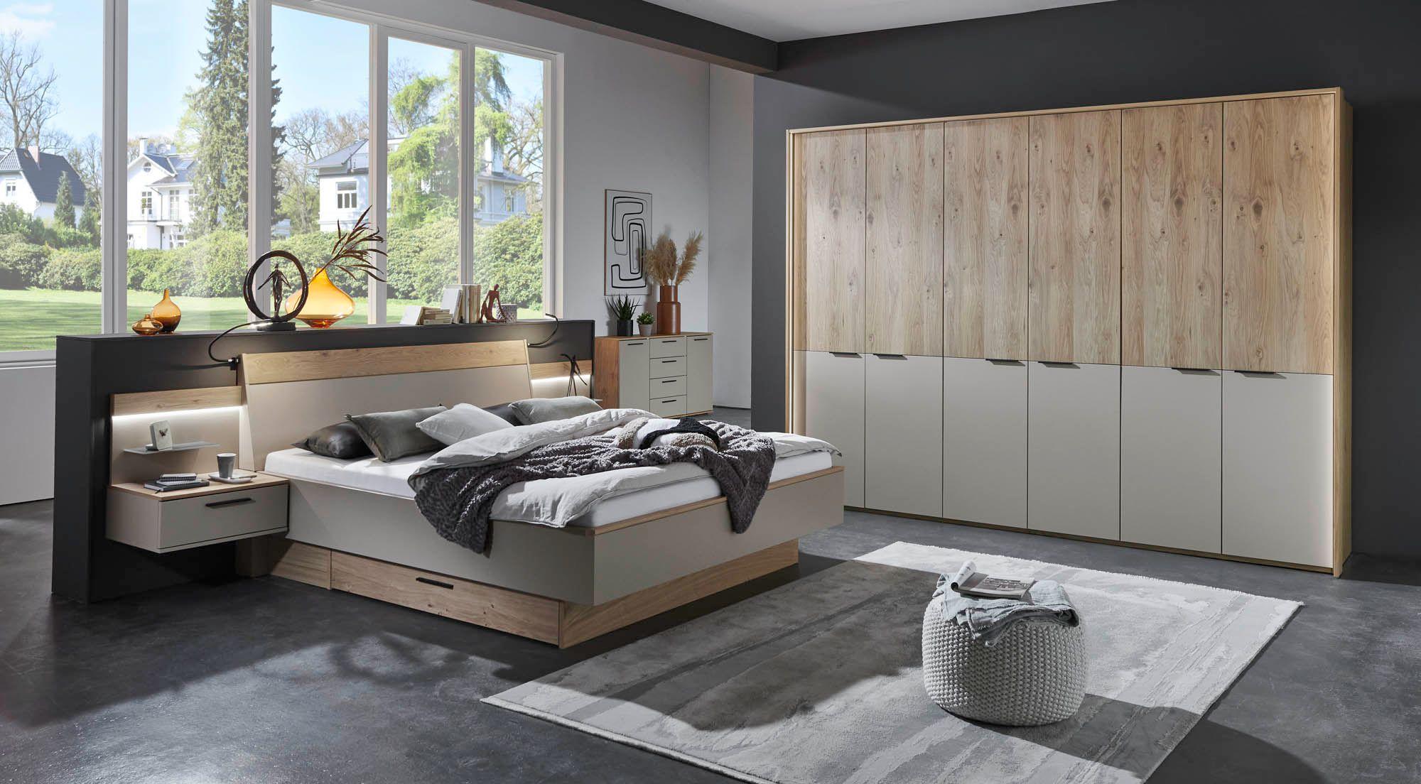 Schlafzimmer mit Drehtürenschrank 6-türig, Luxusbett mit farblich abgesetzten schwebendem Fußteil, Liegefläche ca 180 x 200 cm und 2 Nachtkonsolen 