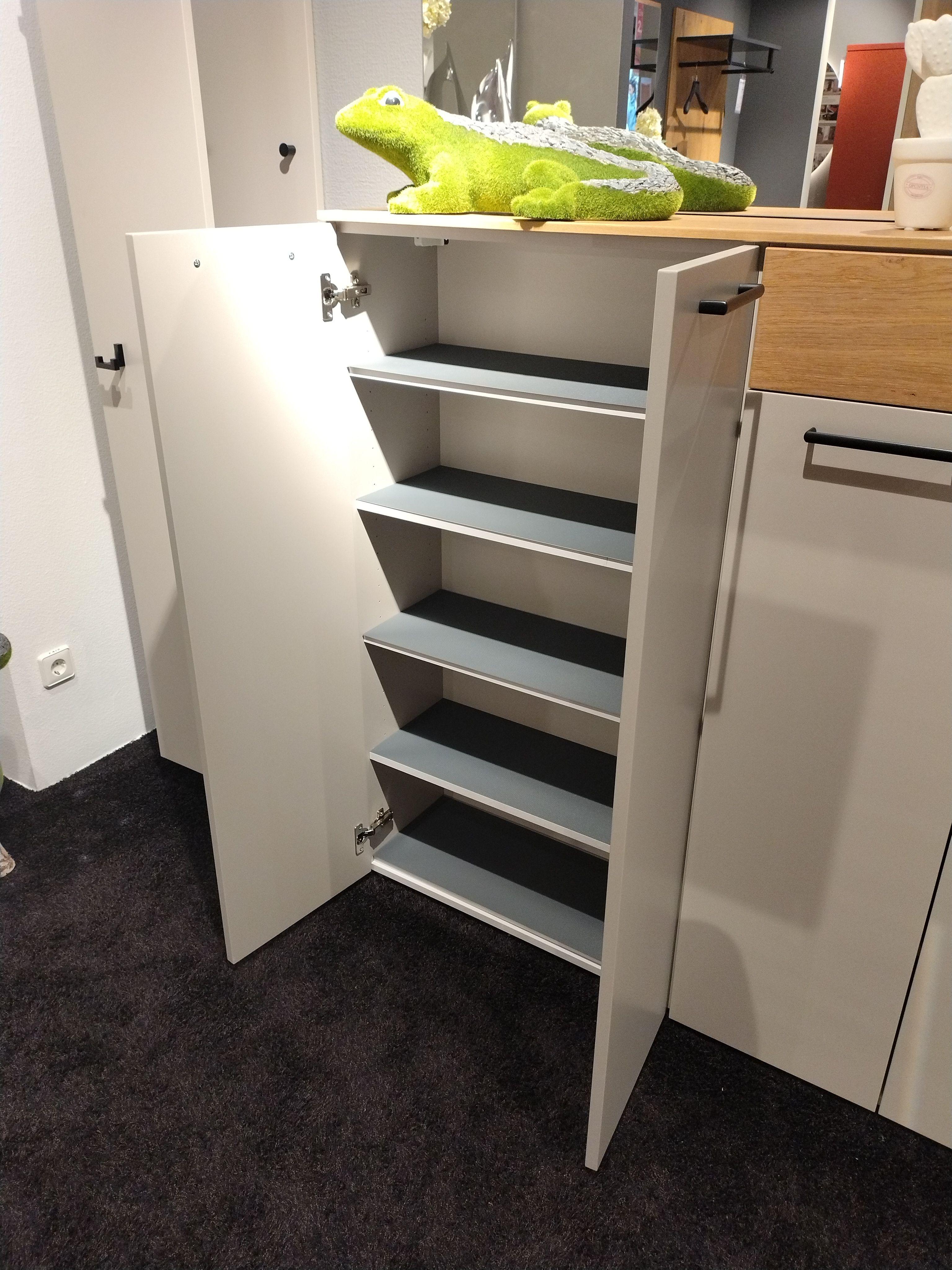 Detailbild Schuhschrank links hinter zwei Türen sind fünf Fächer 