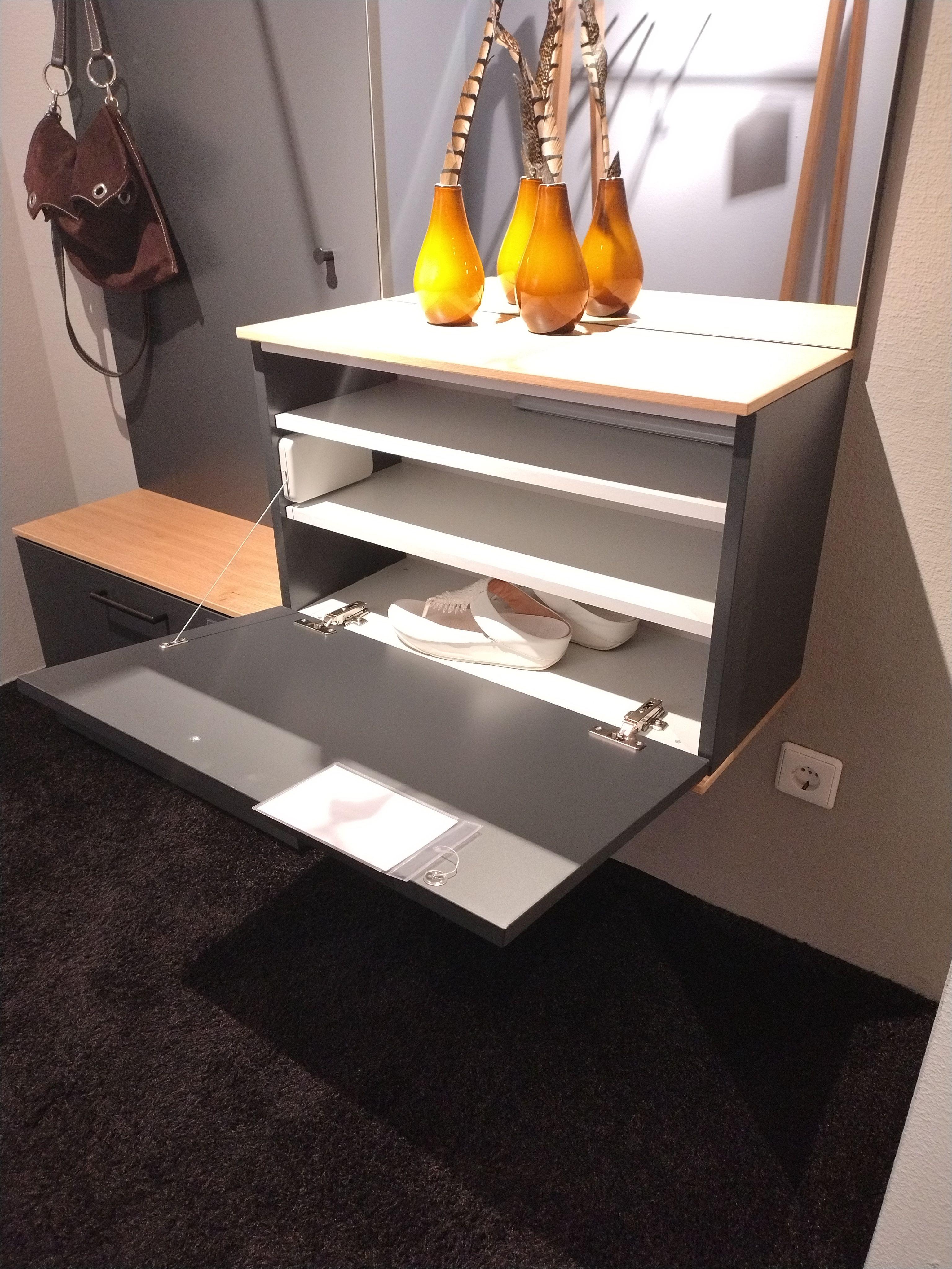 Detailbild Hängeklappschrank mit drei niedrigen Fächern 