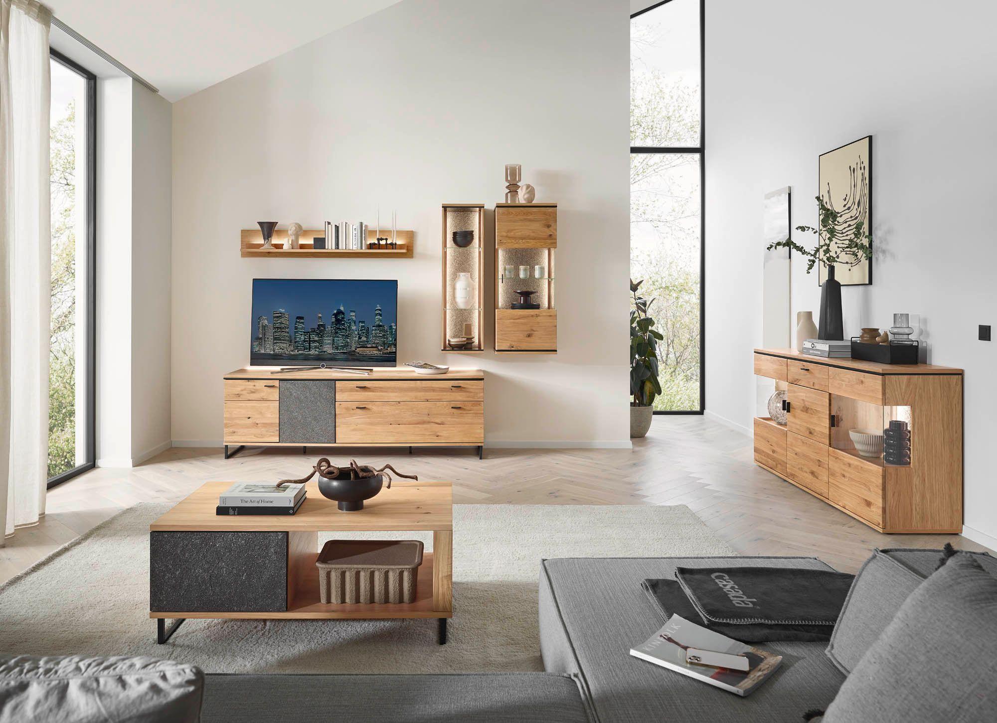 Wohnwnad bestehend aus TV-Teil, einem Wandboard und zwei Hängevitrinen, außerdem abgebildet ein Couchtisch und ein Sideboard