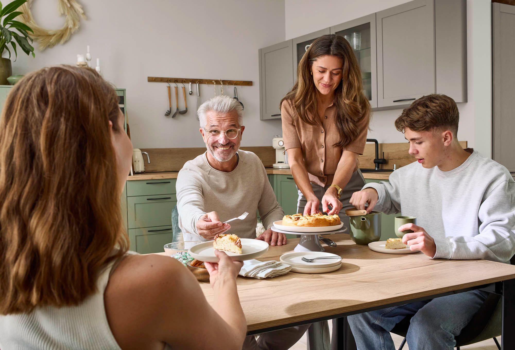 Familie am Tisch
