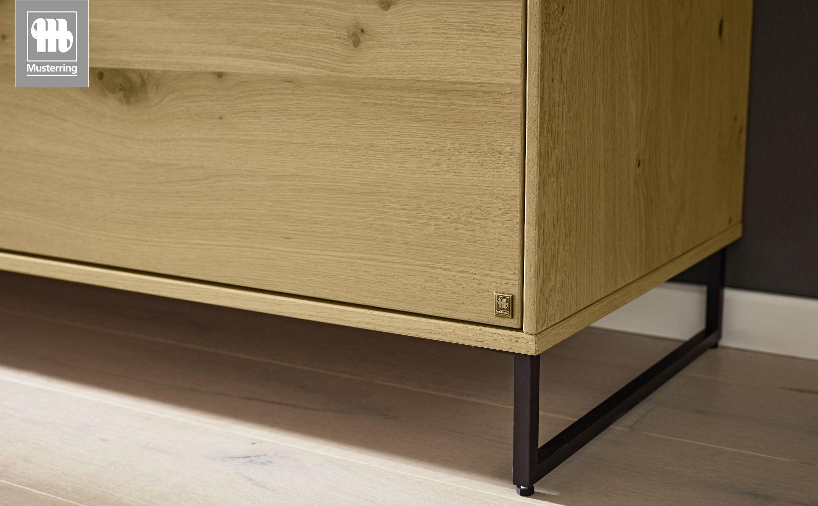 Detailansicht des MR-Kara-Frame-Korpus von Musterring mit Metallgestell.