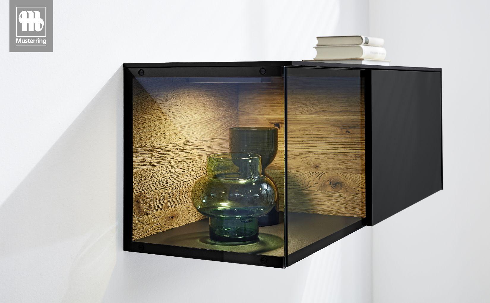 Wandvitrine Q-Media 2.0 von Musterring mit Glasfront und dekorativer Beleuchtung