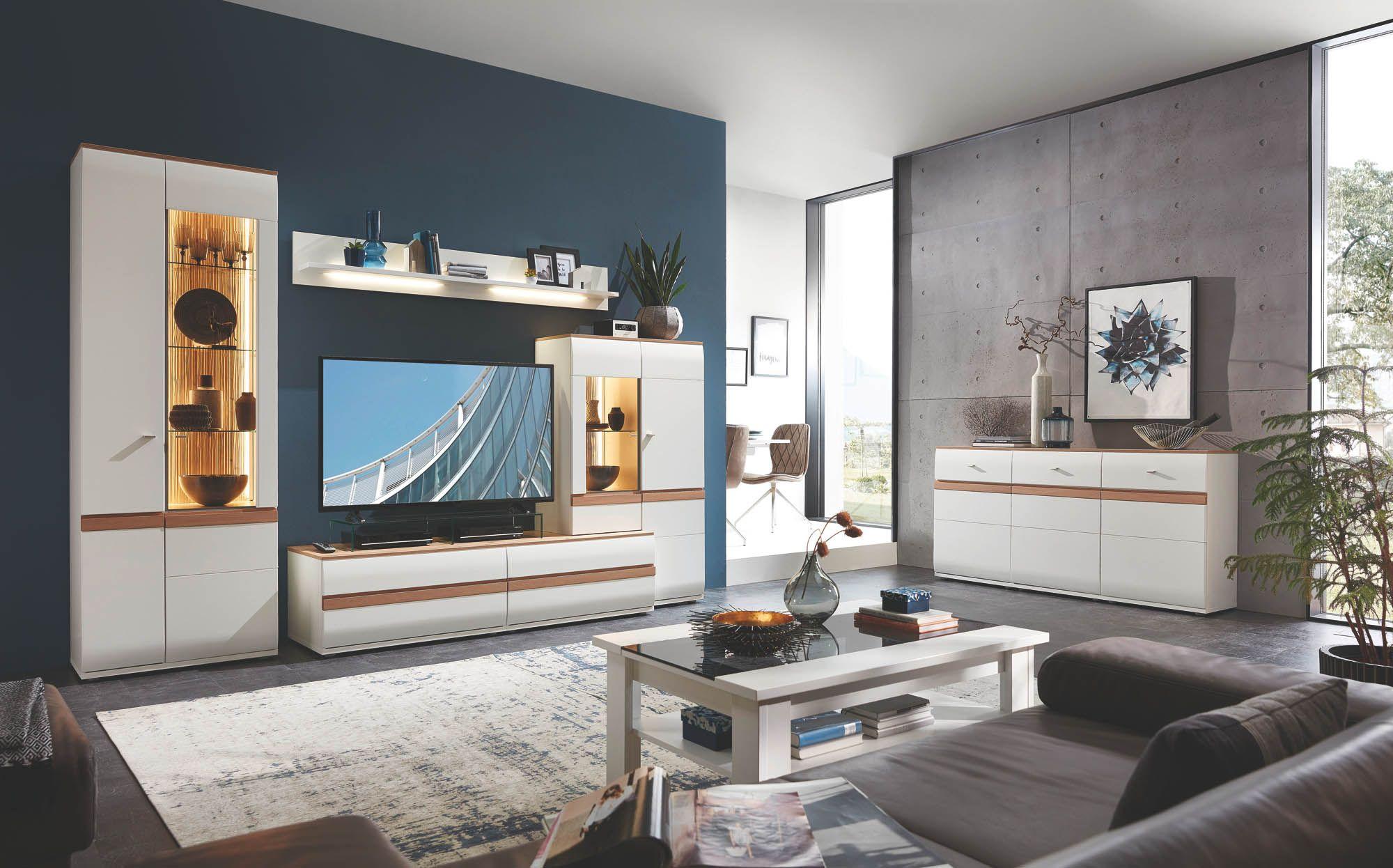 Wohnkombination in weiß mit oberen Abdeckblättern in Alteiche Nachbildung, Wohnwand bestehend aus einem TV-Teil, einem Wandboard, einem Aufsatzelement auf dem TV-Teil und einer hohen Standvitrine, außerdem abgebildet ein optionales Sideboard mit 3 Türen
