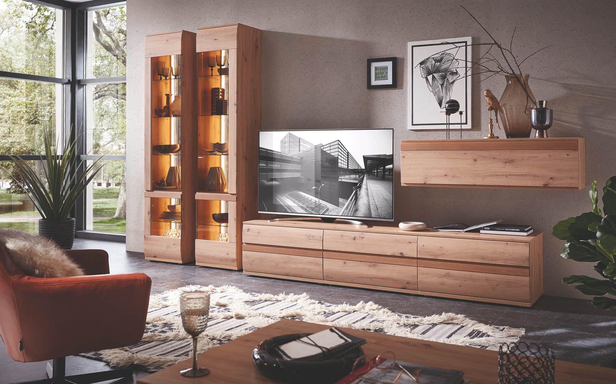 Wohnwand komplett in Alteiche Nachbildung, bestehend aus einem TV-Tei, einem hängenden Klappenelement und 2 Standvitrinen mit Glastüren