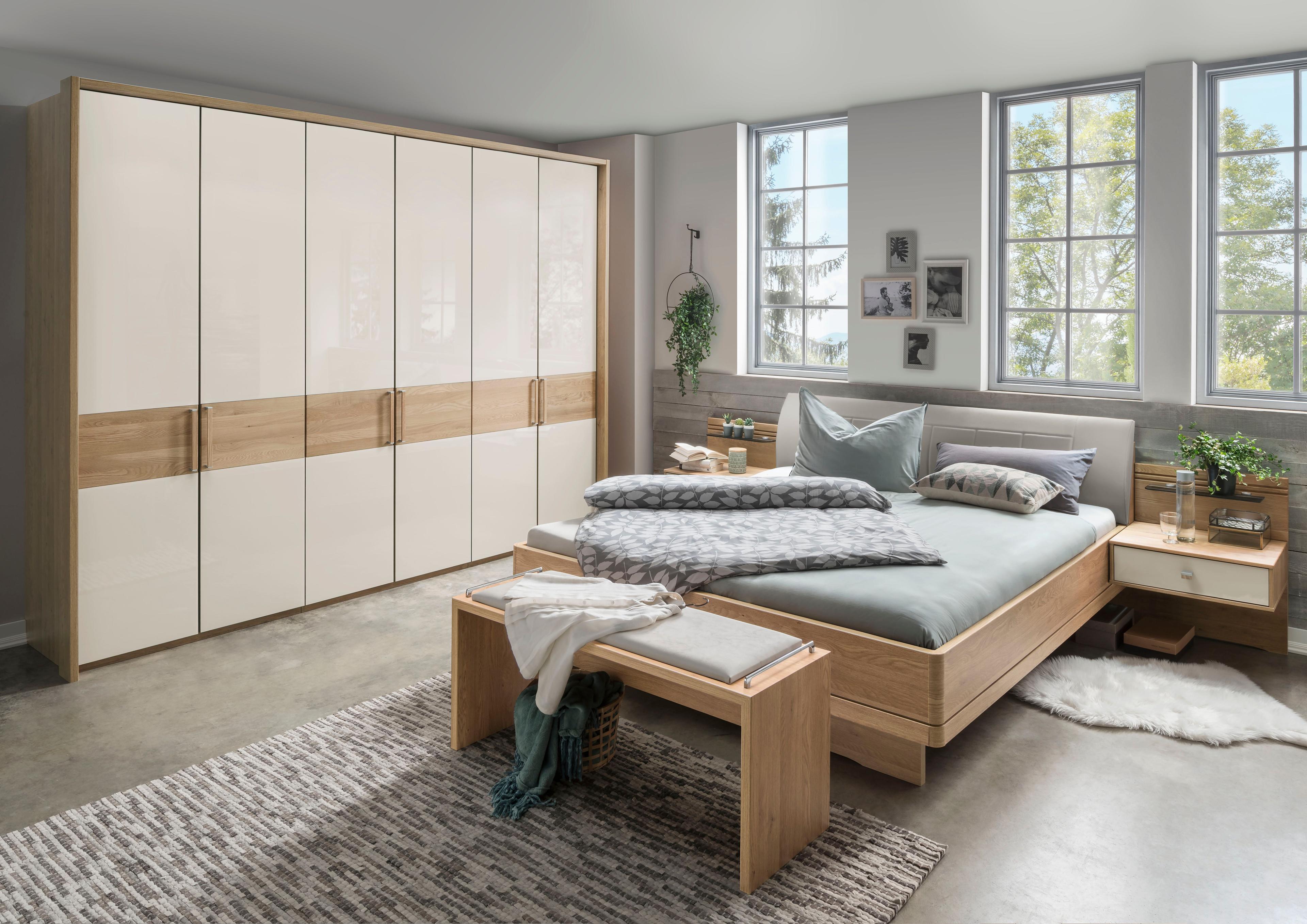 Schlafzimmer 6-türig, Eiche teilmassiv mit Glasfronten, Bett mit Polsterkopfteil Liegefläche ca 180 x 200 cm, 2 Nachtkonsolen schwebende Optik